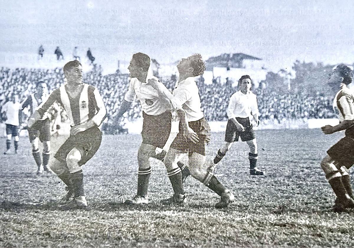 Larrínaga (izquierda), durante un partido contra el Real Unión en 1931.