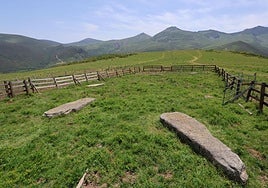 Campa del Collado de Sejos con los menhires en el Parque Natural Saja-Besaya