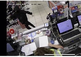 Uno de los asaltantes de la gasolinera de Torres, captado este pasado miércoles por la cámara de seguridad.