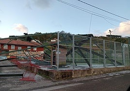 Estado en el que ha quedado la instalación de padel en Herrerías.