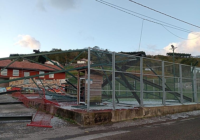 Estado en el que ha quedado la instalación de padel en Herrerías.