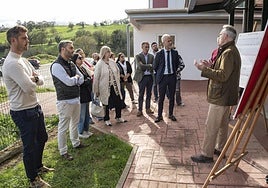 El consejero Sergio Silva junto a responsables de Educación y el alcalde, Joaquín Arco, en la presentación del proyecto