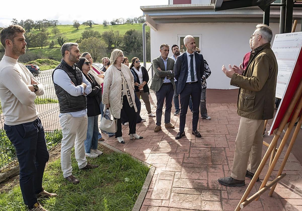 El consejero Sergio Silva junto a responsables de Educación y el alcalde, Joaquín Arco, en la presentación del proyecto