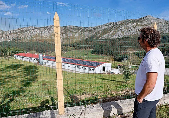 Juan Francisco Portilla, propietario de Granja Portilla, observa una de sus instalaciones.