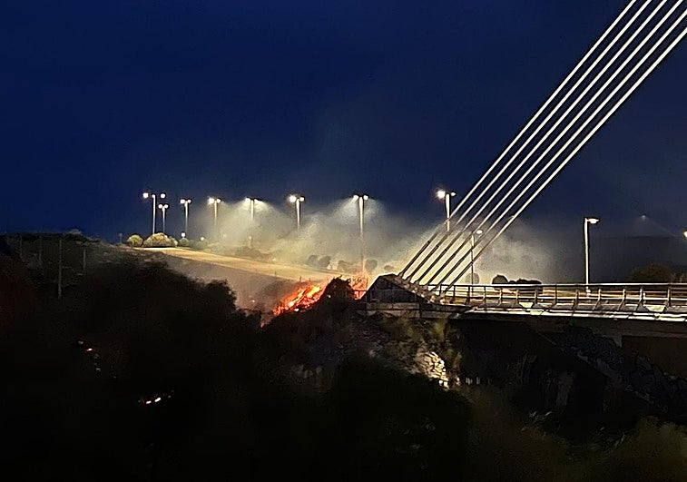 Incendio de plumeros en el puente del Pctcan.
