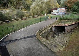 El nuevo parque canino de Santiago de Cartes, entre el río y el lavadero.