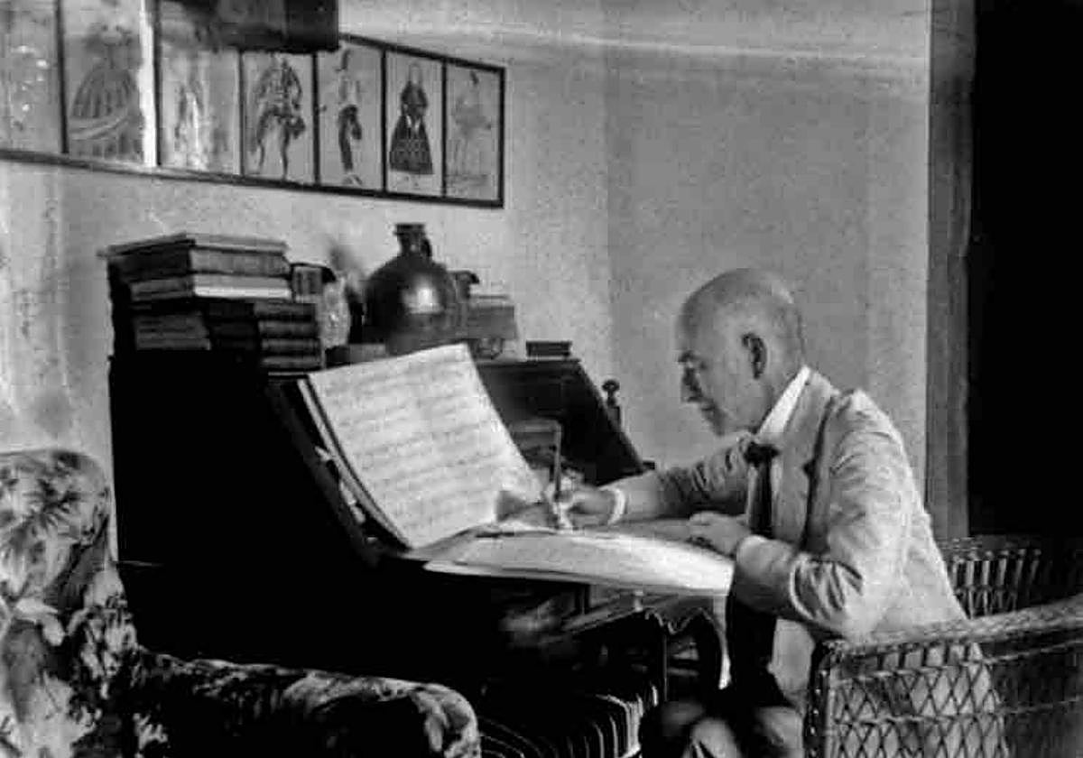 Manuel de Falla en su domicilio de Granada.