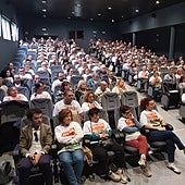 Más de 200 afectados por el PSIR se dieron cita en la asamblea en la Casa de Cultura de Colindres.