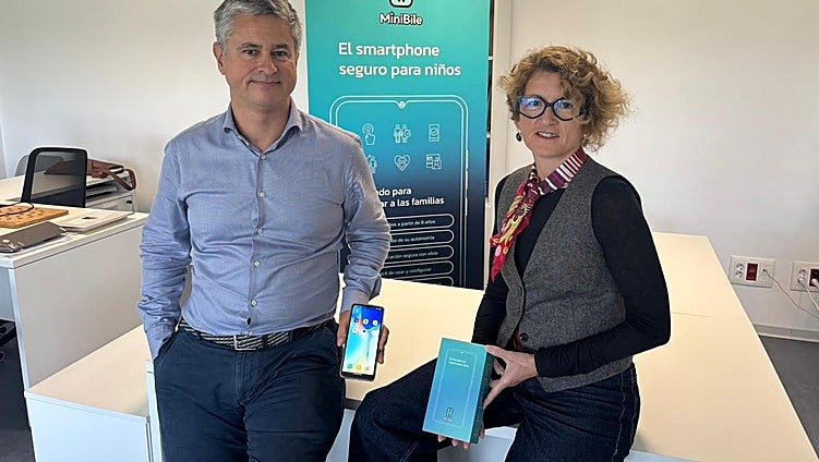 Juan Fernández y Stephanie Leger en el edificio Rada de Santa Cruz de Bezana, donde ocupan un puesto en el vivero de empresas.