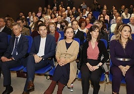 La periodista Pepa Bueno y la directora de Cavas, Raquel Martínez, flanqueadas por el delegado del Gobierno, Pedro Casares, y la jefa de la Unidad de la Violencia de Género de la Delegación, Diana Mirones.