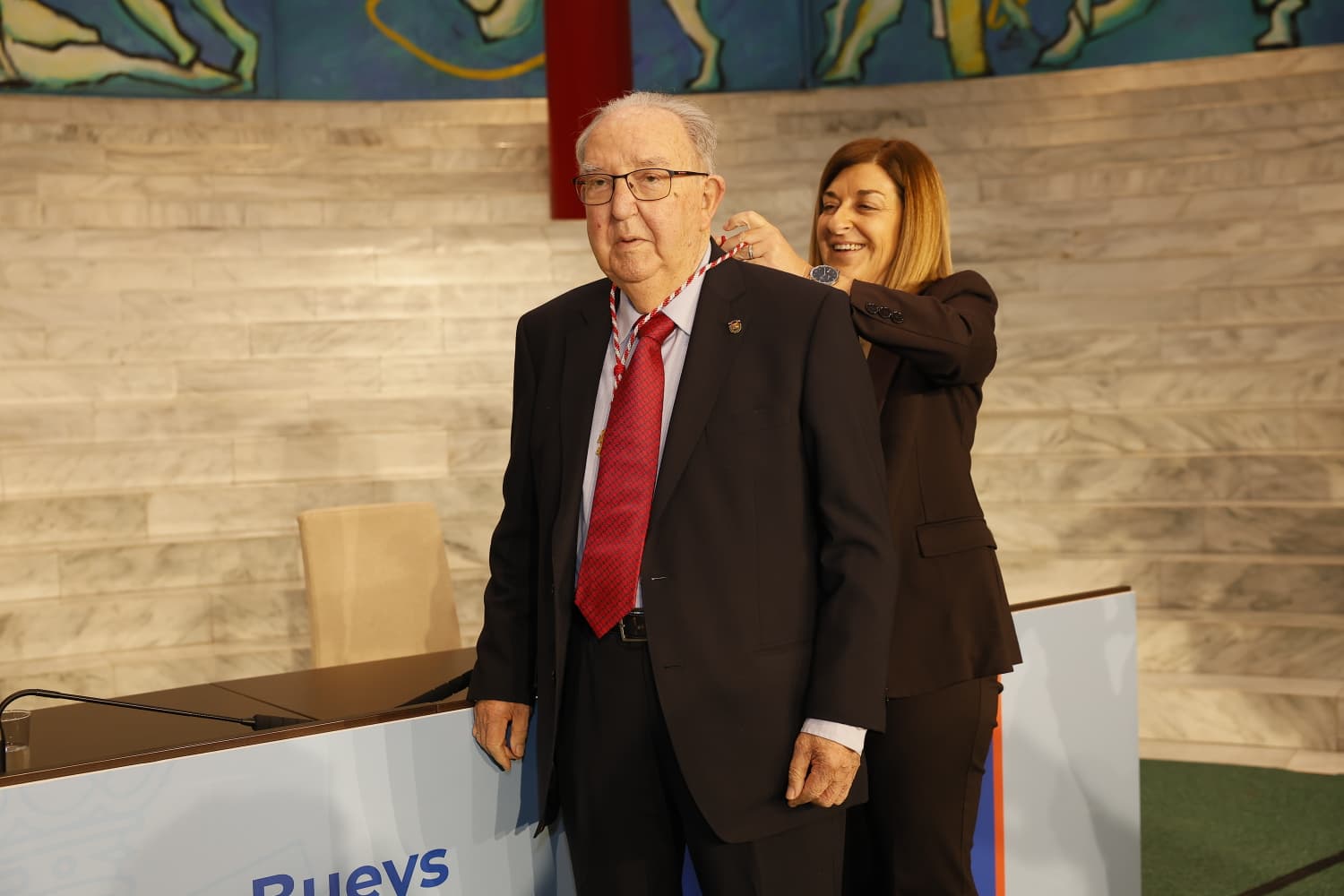 La presidenta de Cantabria, María José Sáenz de Buruaga, coloca la medalla a Modesto Chato durante el acto.