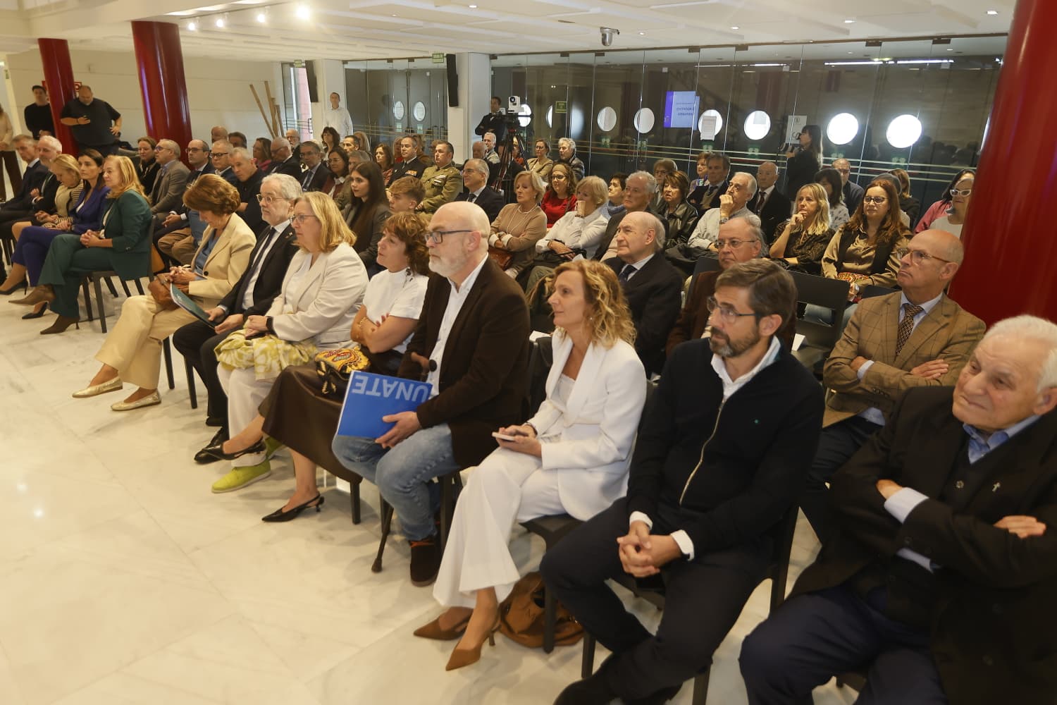 Las primeras filas las han ocupado los familiares de Modesto Chato, entre ellos, su mujer, Pilar Carral, y sus hijas, Pilar y Marta. 