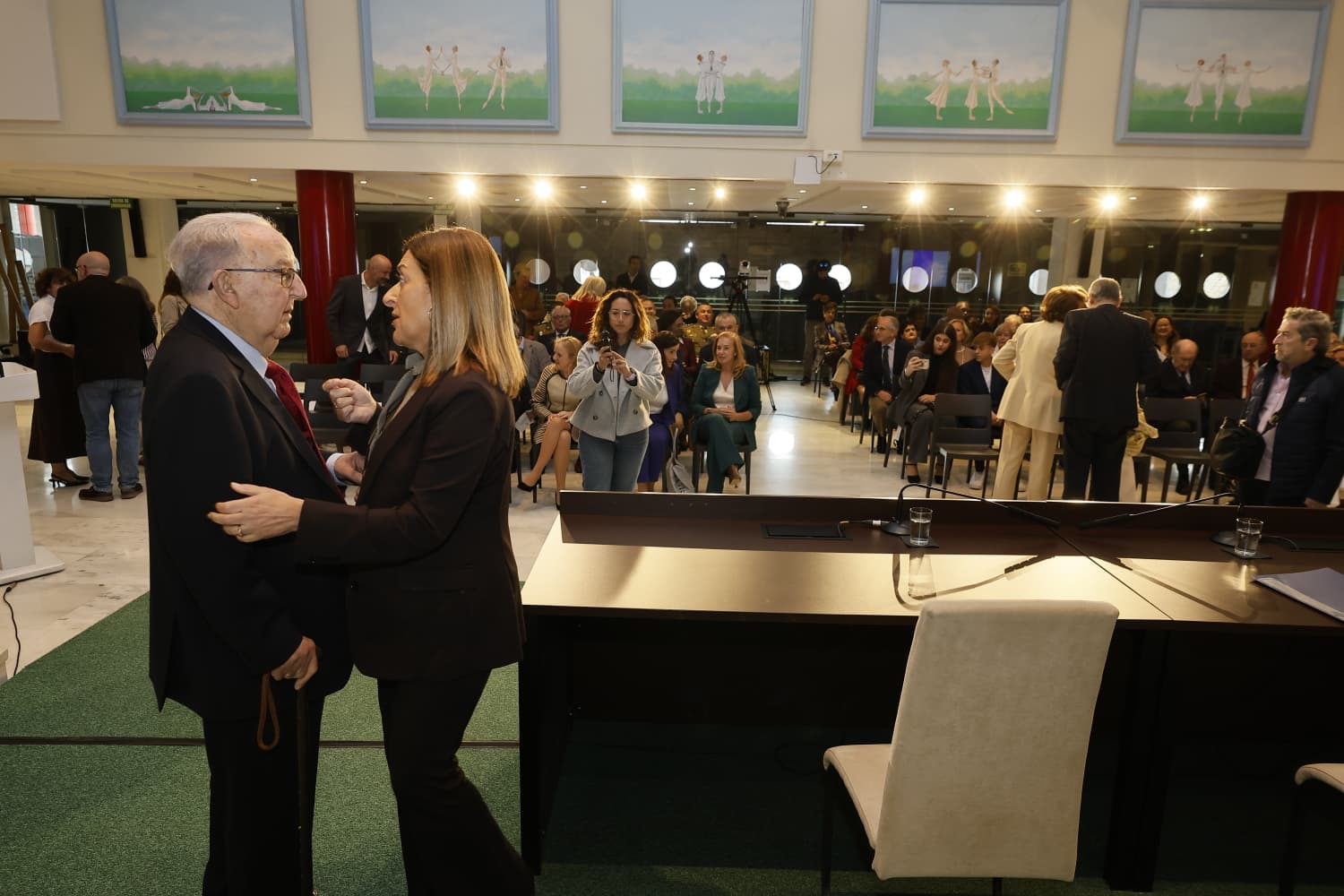Chato y Sáenz de Buruaga poco antes de comenzar el acto. 