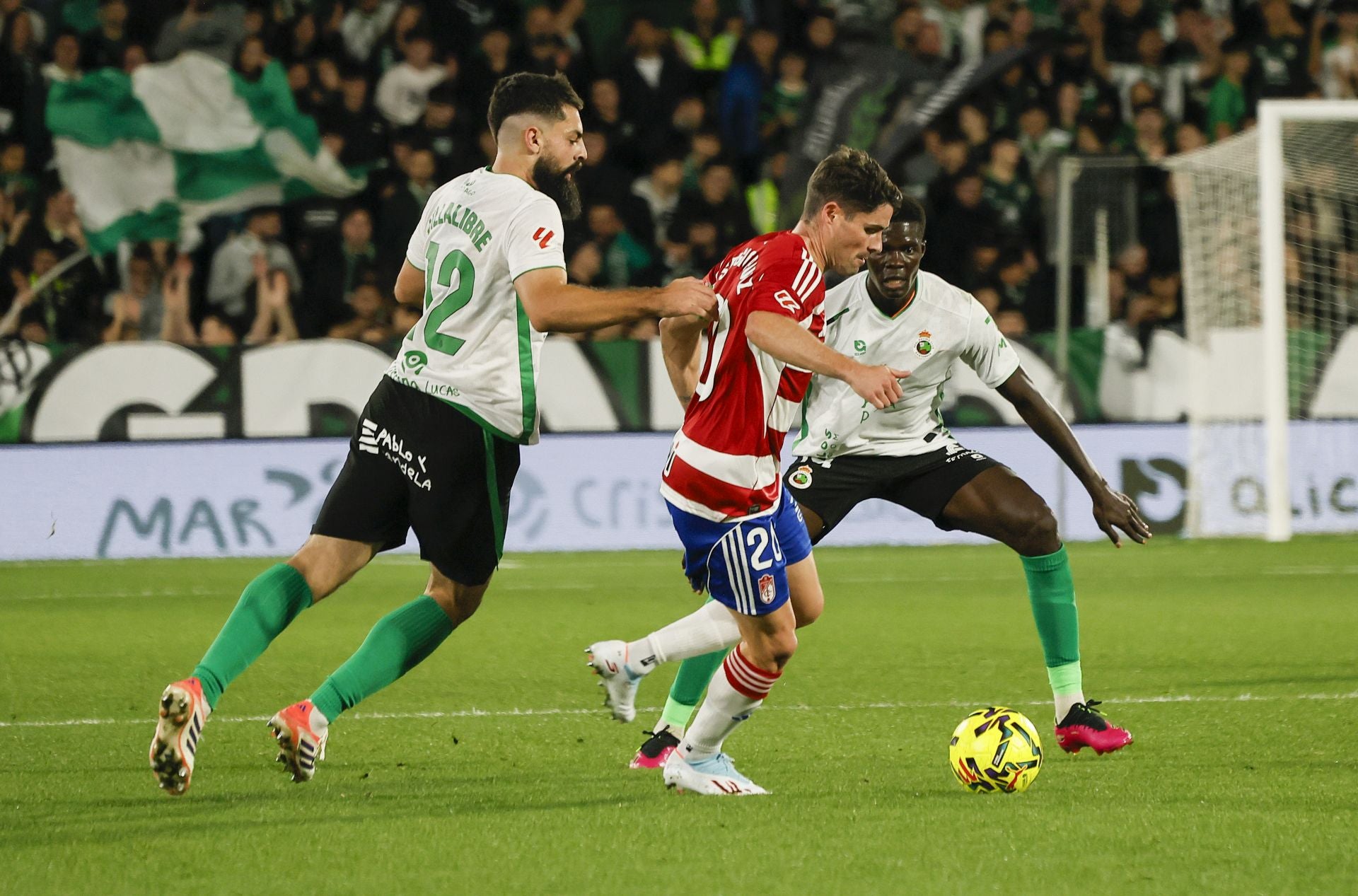 El exracinguista Sergio Ruiz, avanza con el balón mientras Villaibre y Maguette tratan de frenarlo