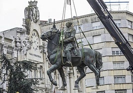 La última estatua ecuestre: el 18 de diciembre de 2008, el Ayuntamiento de Santander retiró la última estatua ecuestre que quedaba de Francisco Franco en la península.