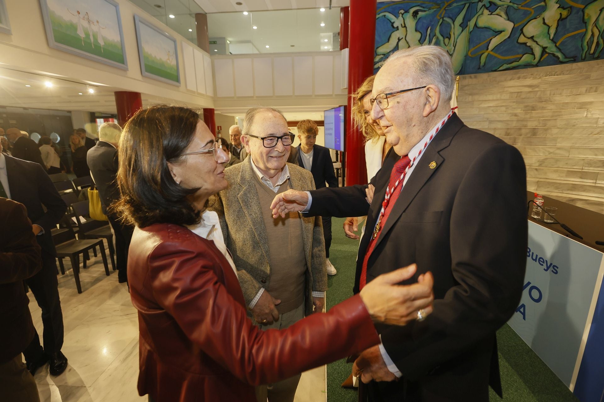 La rectora de la UC, Conchi López, saluda a Modesto Chato tras la ceremonia. 