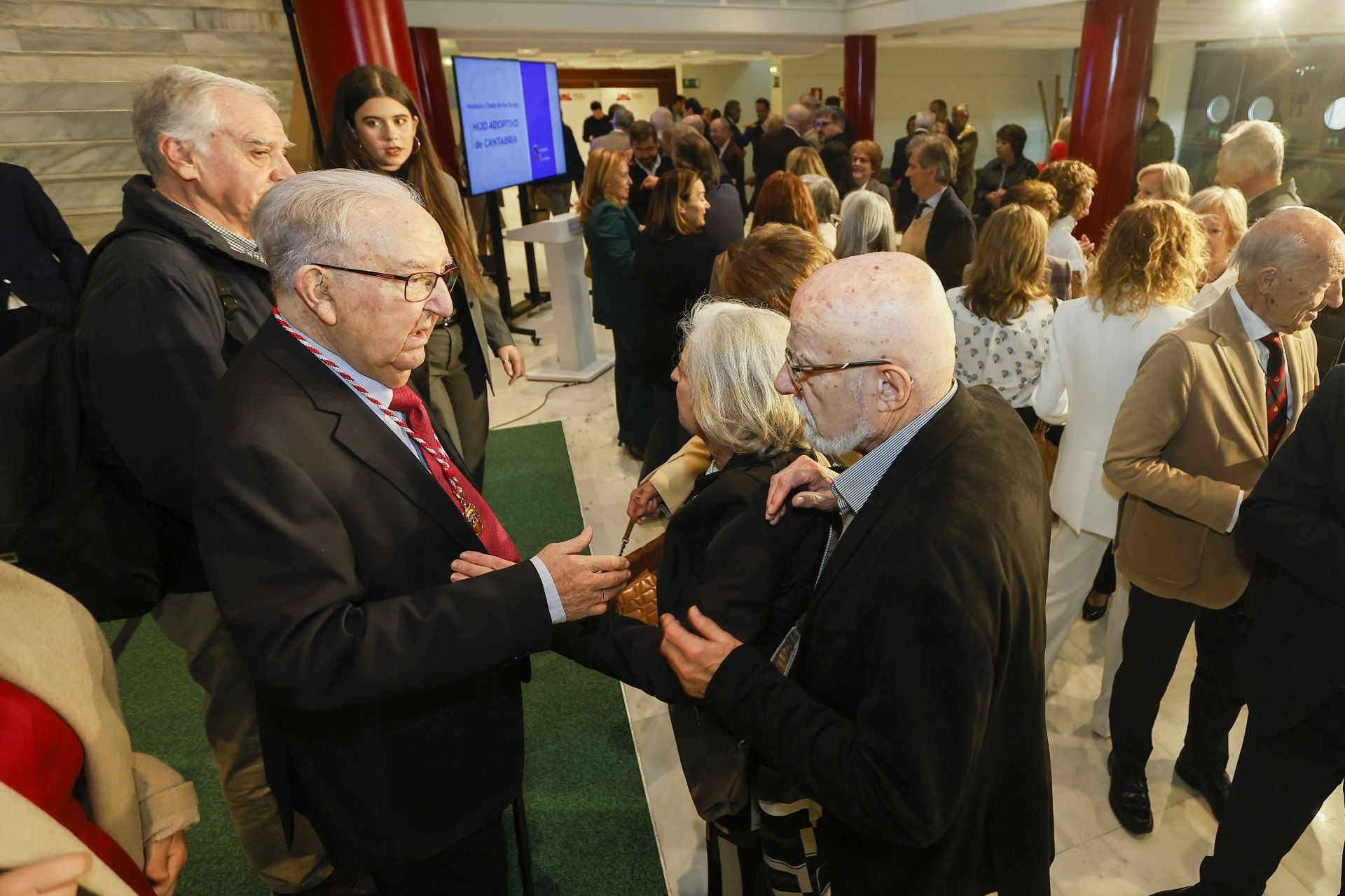 Numerosos amigos y representantes de la sociedad cántabra han acudido a la sala María Blanchard del Palacio de Festivales para arropar a Modesto Chato. 