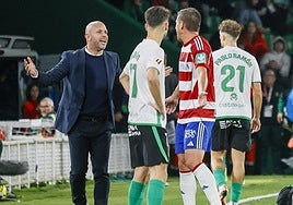 José Alberto da instrucciones a sus jugadores en el partido.