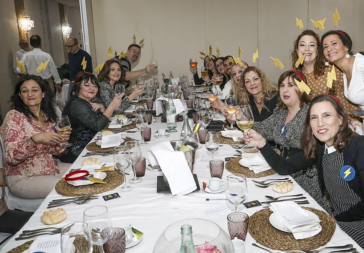 Celebración de un grupo depersonas en un restaurante en una cenade Navidad.