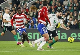 El racinguista Asier Villalibre conduce el balón y Óscar y Lama, del Granada, tratan de frenarlo.