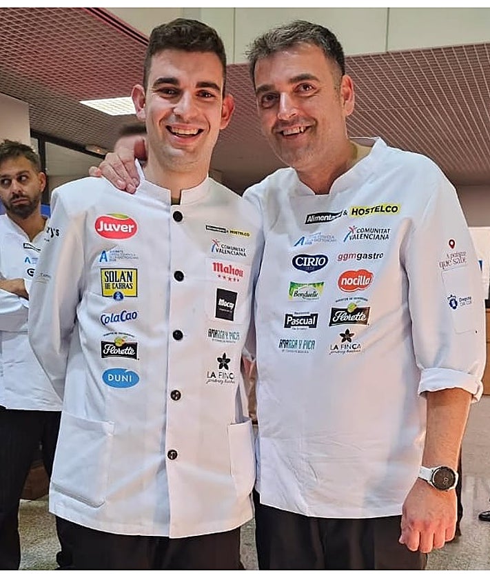 Imagen secundaria 2 - Diego, durante la elaboración de los cócteles; con el resto de participantes en la semifinal y con el cocinero cántabro Borja Moncalvillo, chef del restaurante Origen, de Castro Urdiales, que se presentó a las semifinales para elegir al Mejor Cocinero