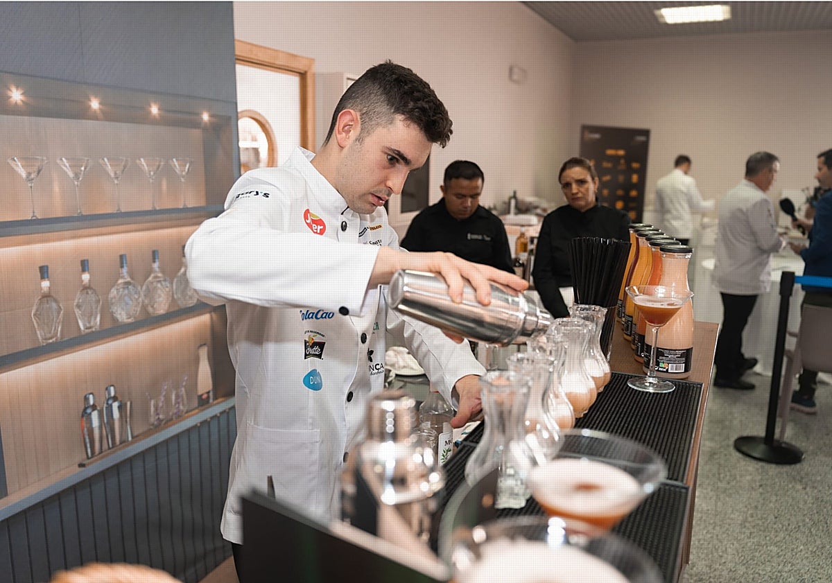 Imagen principal - Diego, durante la elaboración de los cócteles; con el resto de participantes en la semifinal y con el cocinero cántabro Borja Moncalvillo, chef del restaurante Origen, de Castro Urdiales, que se presentó a las semifinales para elegir al Mejor Cocinero