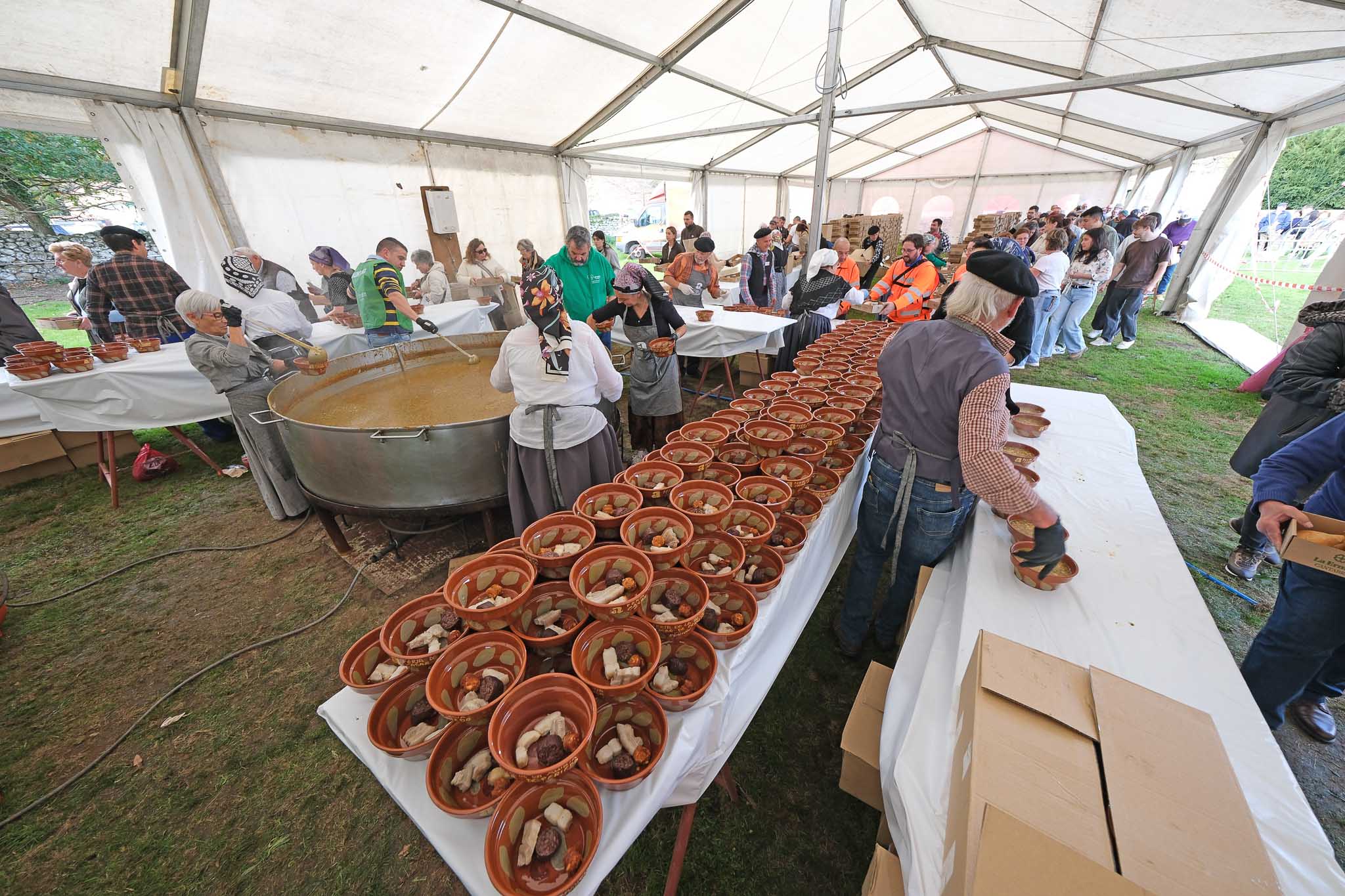 Los cuencos preparados con el compango para servir el cocido montañés con la alubia de Casar.