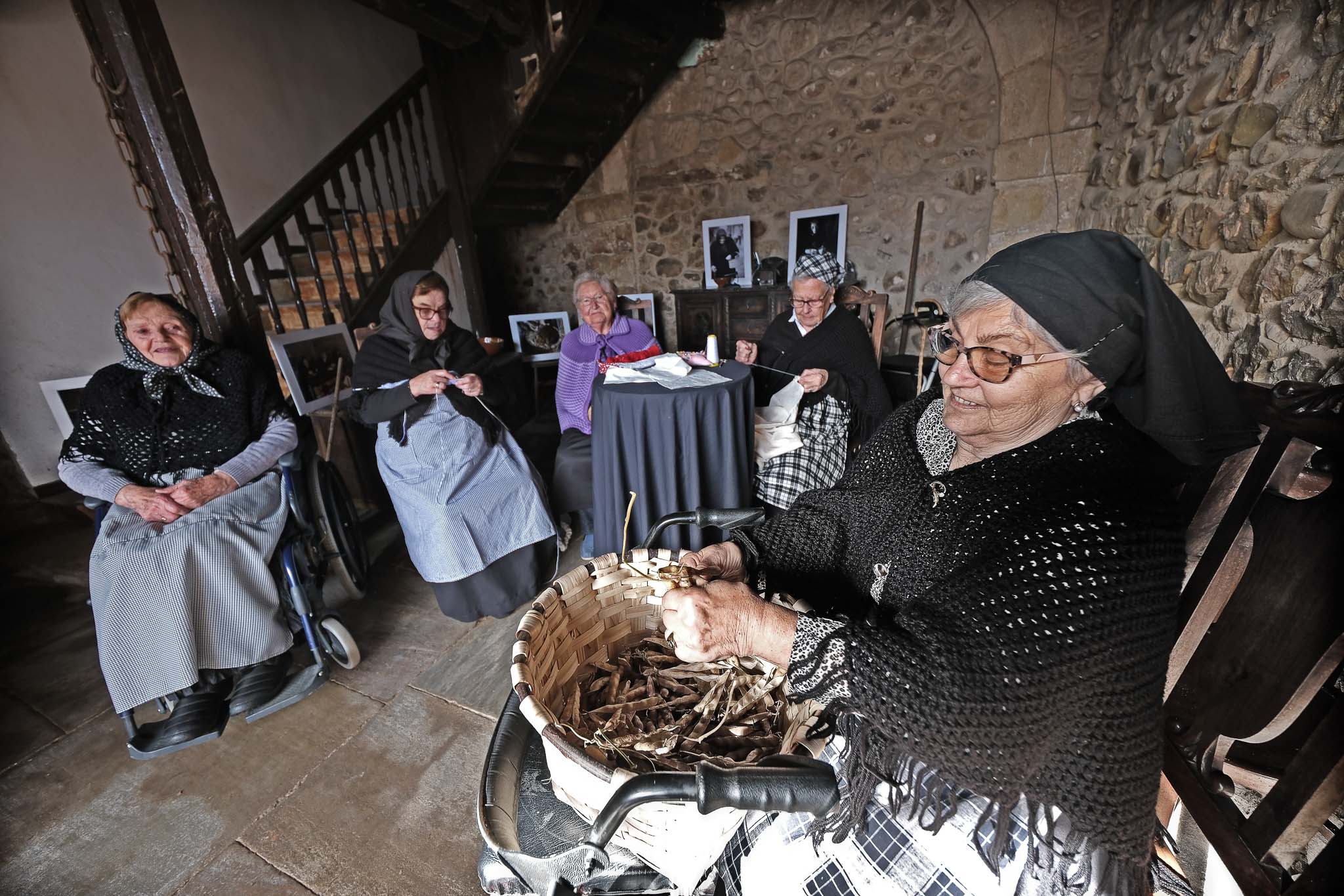 Las mujerucas del pueblo emulan las tradiciones de los años cuarenta en el pueblo.