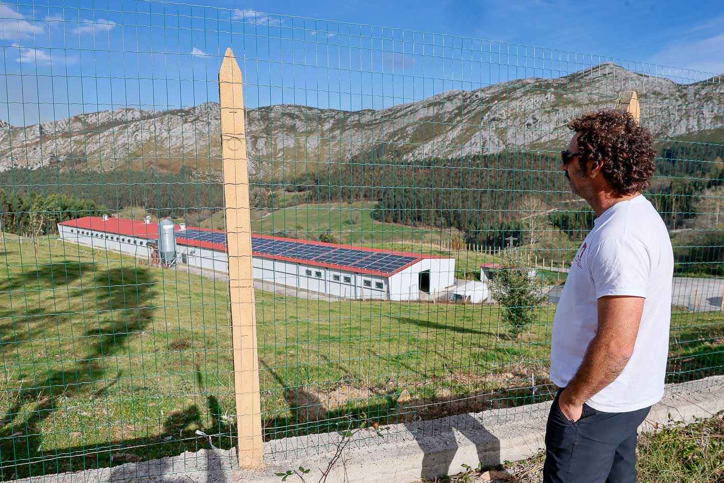 Juan Francisco Portilla, propietario de Granja Portilla, observa una de sus instalaciones.