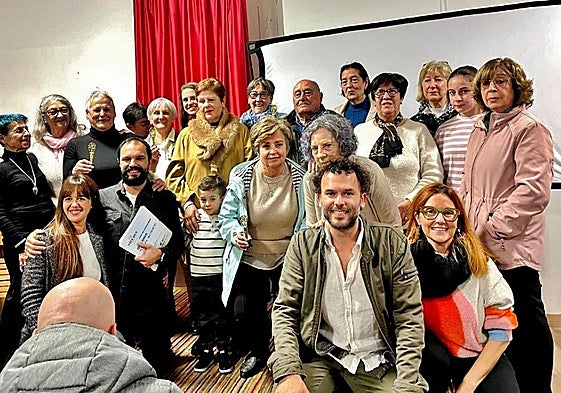 Las protagonistas con los directores y productores de los dos cortos.
