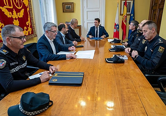 El delegado del Gobierno, Pedro Casares (al fondo), charla con el alcalde de Torrelavega, Javier López Estrada, junto a otros responsables municipales y de las fuerzas de seguridad, este lunes, en la sede de la Delegación del Gobierno.