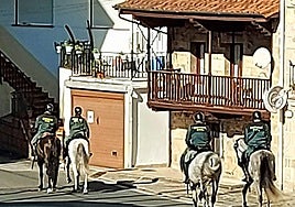 La Guardia Civil a caballo patrullando el pasado mes de octubre de 2024, por Villacarriedo.