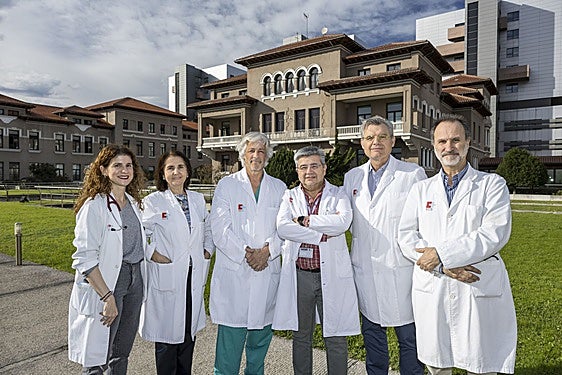 Amaya Martínez (Unidad de Hipertensión Pulmonar), Carmen Fariñas (Enfermedades Infecciosas/Unidad VIH), Chema de la Torre (Cardiología), José Manuel Cifrián (Neumología), Jesús Artal (Psiquiatría) y Fernando Rivera (Oncología), responsables de los servicios premiados este año.