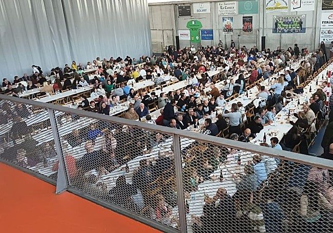 Cerca de 750 personas se apuntaron al cocido montañés y torreznos de San Felices.
