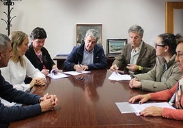 Firma del convenio entre Ayuntamiento y centros de atención.