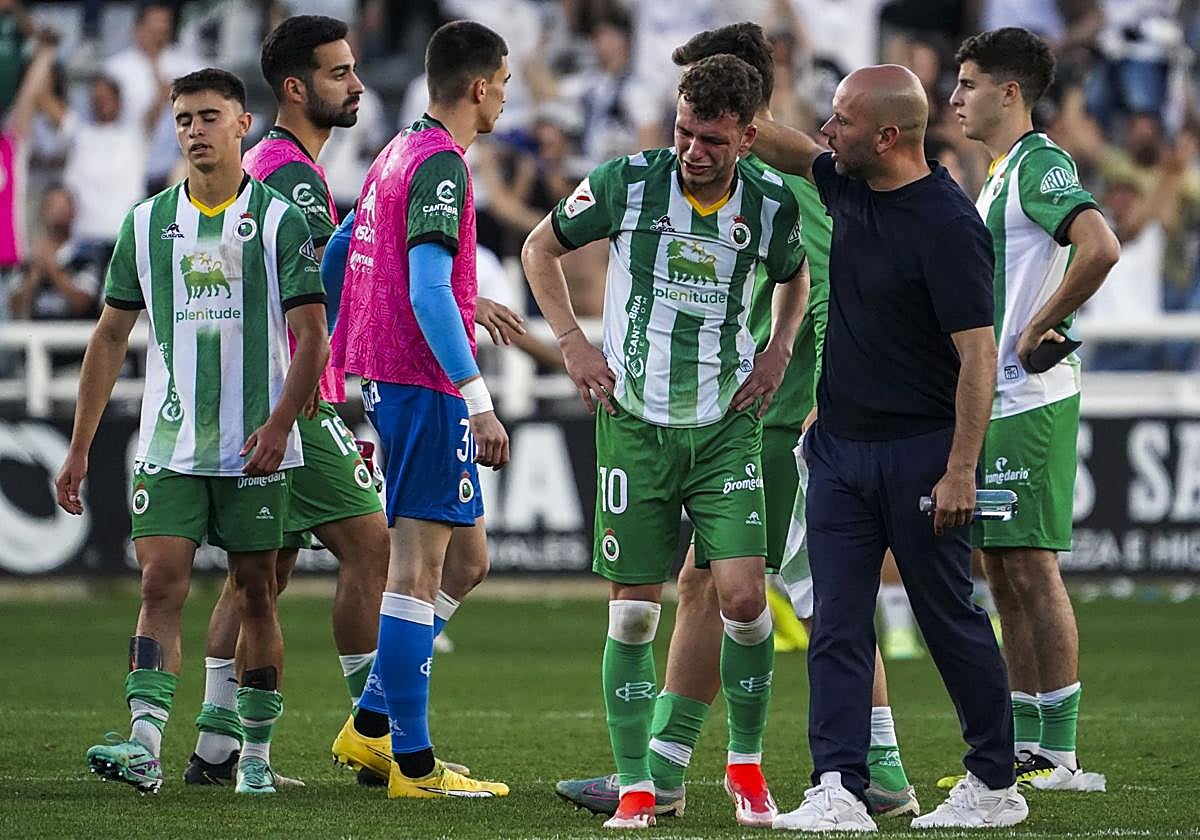 José Alberto consuela a Íñigo Vicente en El Plantío tras la derrota ante el Burgos en la 23-24.