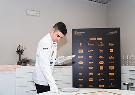 Diego de Obeso preparando el montaje de una mesa durante el concurso