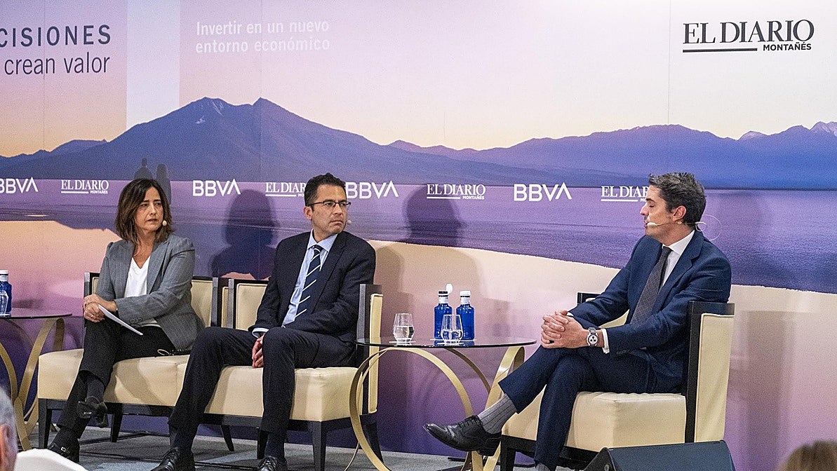 Begoña Baliño, Miguel Cardoso y Roberto Herranz, durante su participación en la mesa redonda.