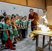 El investigador Daniel Alvear explicar cómo funcionan los incendios en el clúster del fuego, en Torrelavega.