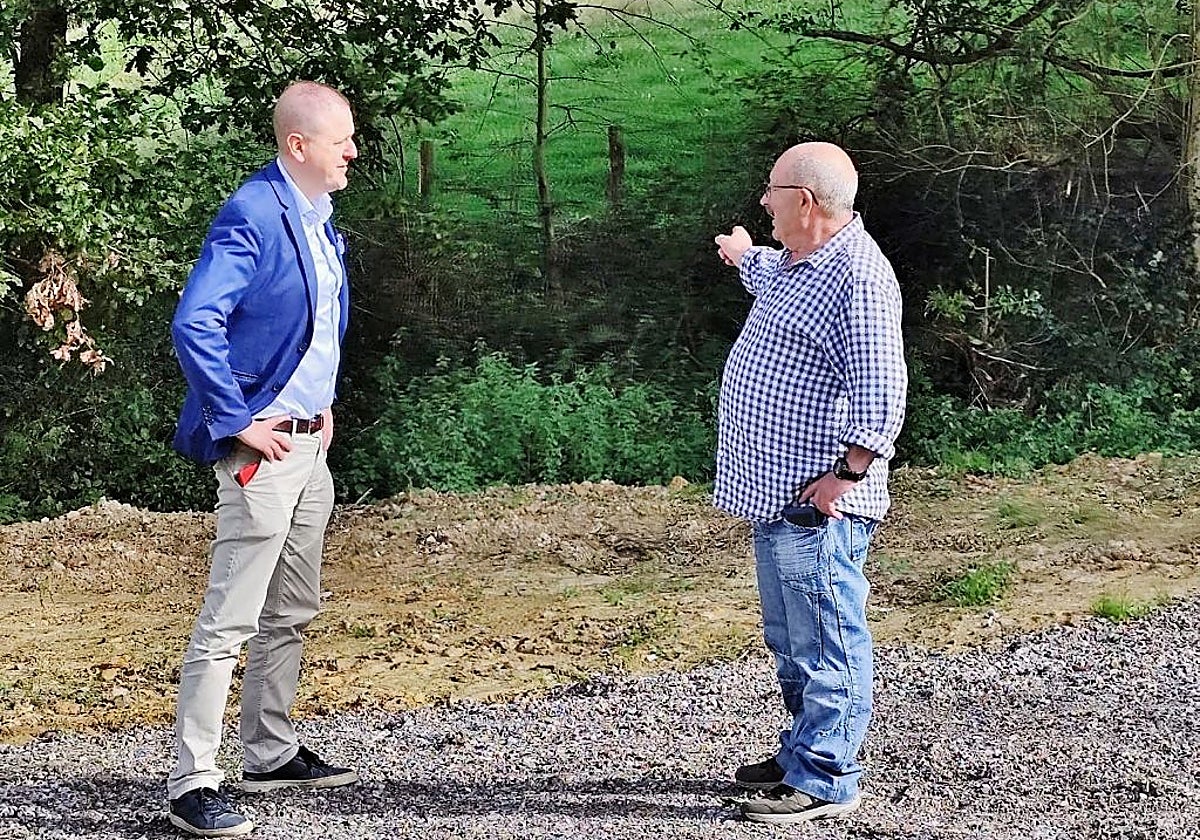 José Antonio Cobo con Benito Aguado visitando el área de instalación de los nuevos cierres en monte público.