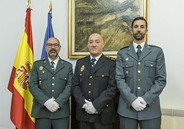 Entrega de medallas de la Orden del Mérito Civil al Policía Nacional Jesús María Fernández (centro) y al Guardia Civil Alfonso Serrano (derecha), junto a la del Mérito a la Seguridad Vial al agente de la Benemérita Roberto Caballero (Izquierda).