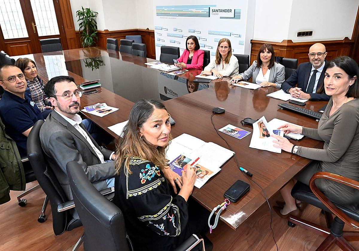 Mesa Institucional CaixaProinfancia en Santander.