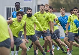 Los jugadores del Racing, durante un entrenamiento en las Instalaciones Nando Yosu de La Albericia.