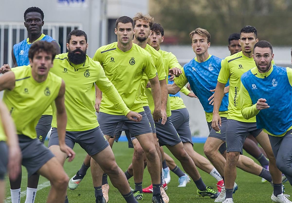 Los jugadores del Racing, durante un entrenamiento en las Instalaciones Nando Yosu de La Albericia.