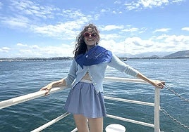Teresa Gareche frente a la bahía de Santander.