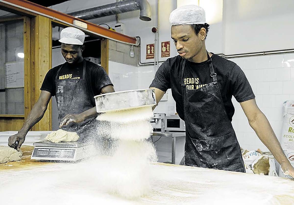 Djogo Barry ha encontrado trabajo con Incorpora en el obrador de la panadería madrileña Panic.