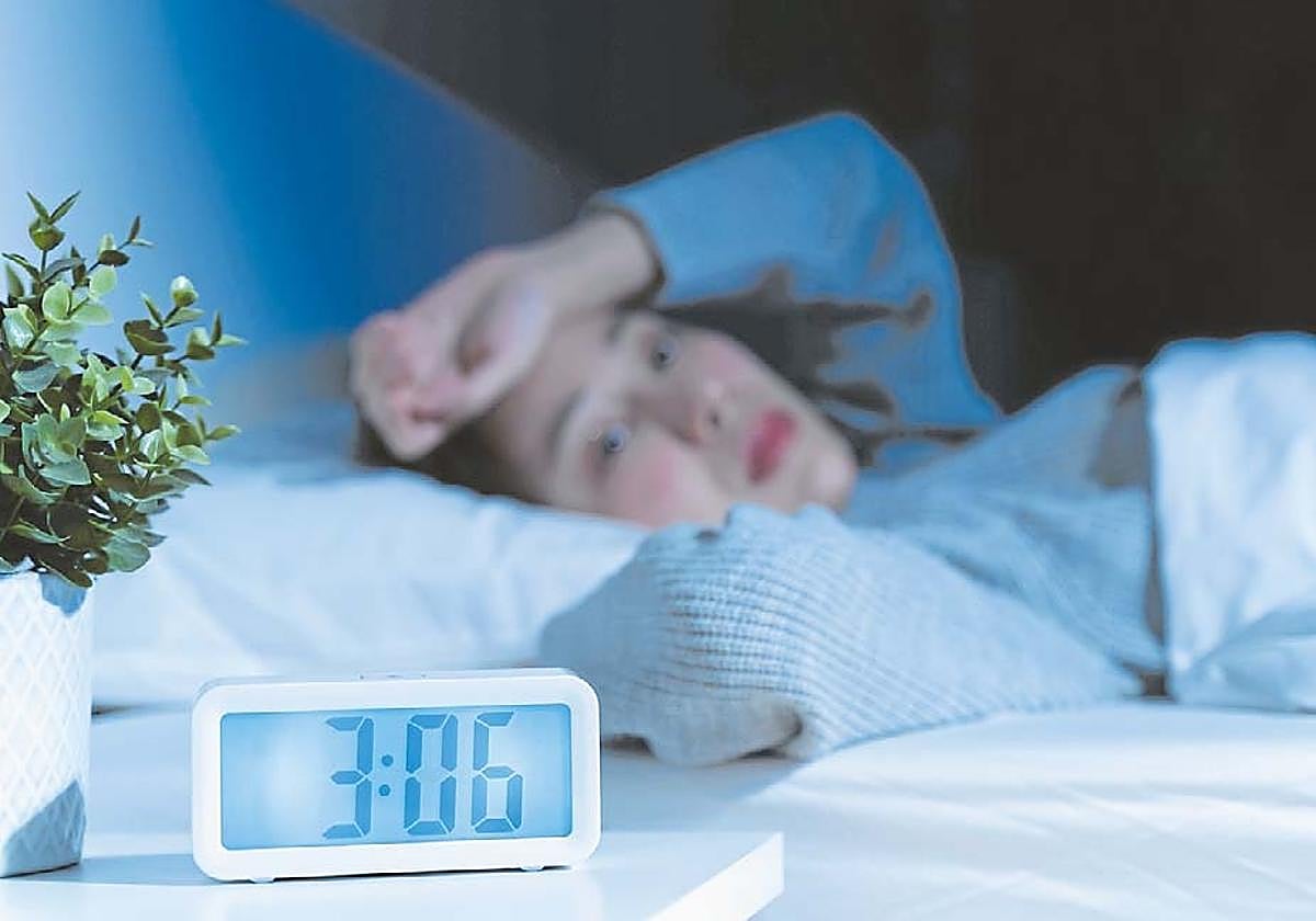 Dormir mal puede afectar al cerebro mucho antes de que aparezcan las primeras señales de Alzheimer.