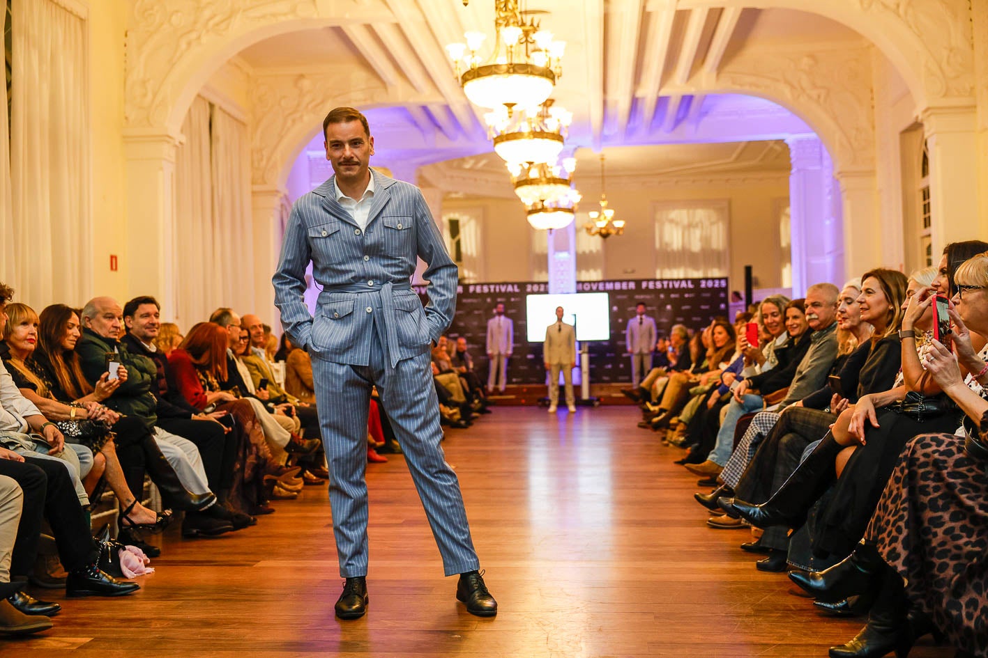 El director comercial de Reale Seguros, David Bárcena, con uno de los diseños de Félix Ramiro que se presentaron en la última edición de la Mercedes Benz Fashion Week de Madrid,