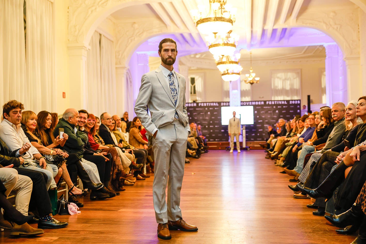 Carlos Aja, de la Asociación Nueva Vida, durante el desfile al que asistieron unas 250 personas.