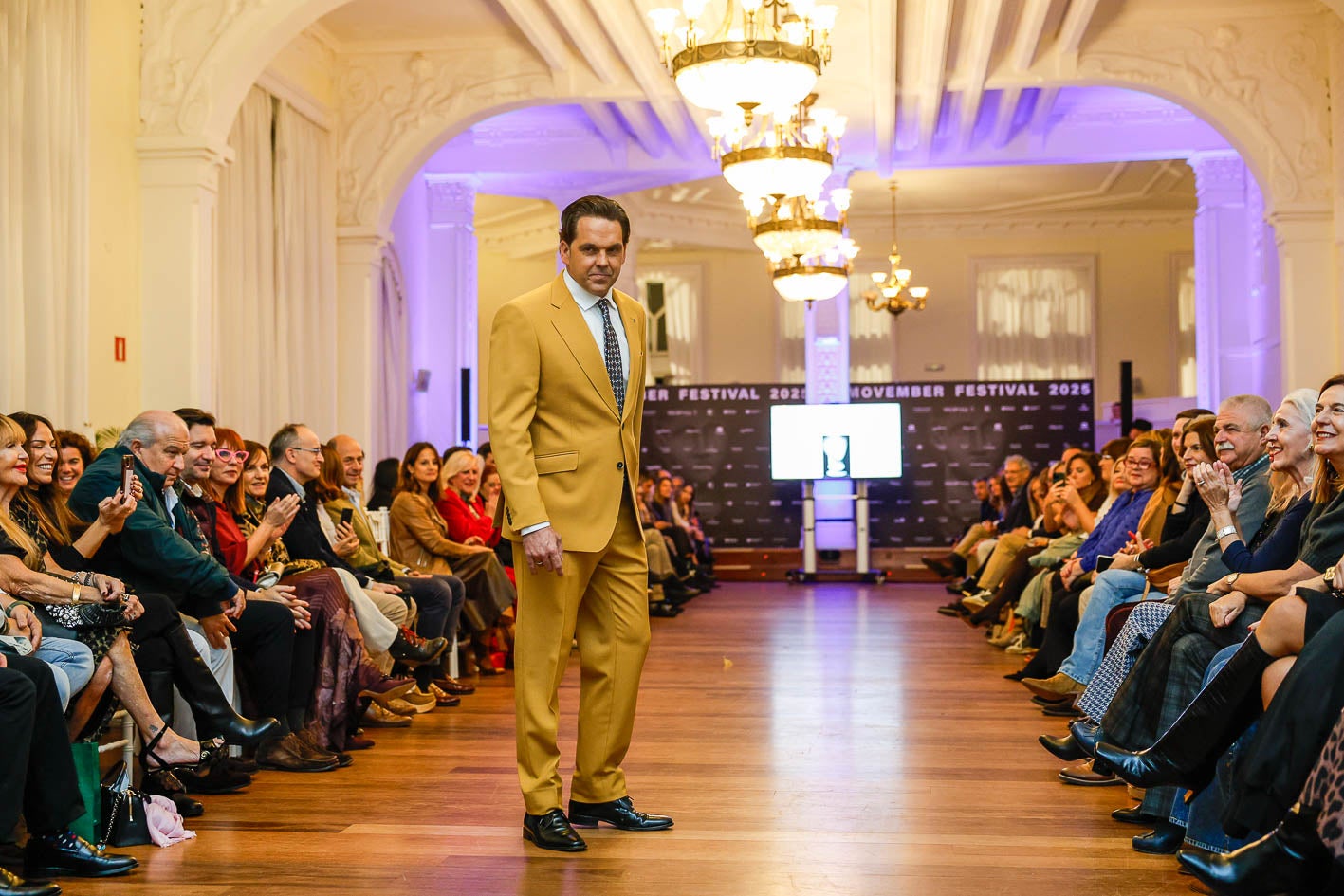 El empresario Carlos Isa, marido de la influencer Laura González Quintana, fue otro de los más aplaudidos porque este martes era también su cumpleaños.